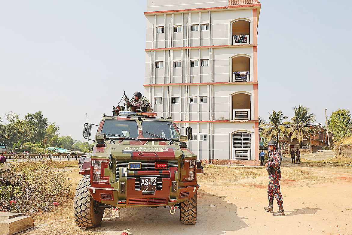 মিয়ানমার থেকে পালিয়ে আসা সীমান্তরক্ষী বাহিনীর সদস্যদের রাখা হয়েছে নাইক্ষ্যংছড়ির ঘুমধুম উচ্চবিদ্যালয়ে। বন্ধ রয়েছে বিদ্যালয়ের শিক্ষা কার্যক্রম। আসন্ন এসএসসি পরীক্ষার কেন্দ্রও এটি। পরীক্ষার্থীরা এই কেন্দ্রে পরীক্ষায় অংশ নিতে পারবে কি না, তা নিয়ে রয়েছে শঙ্কা। পরিস্থিতি নিয়ন্ত্রণে সেখানে তৎপর বিজিবির সদস্যরা। গতকাল দুপুরে