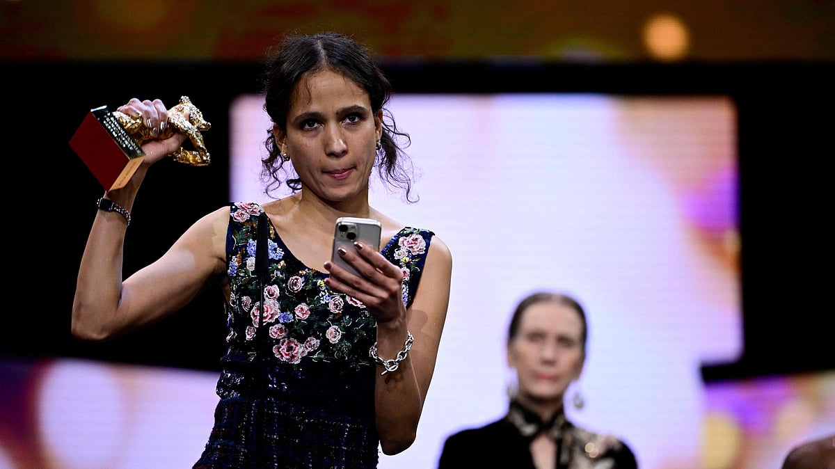 স্বর্ণভালুক হাতে সেনেগালের বংশোদ্ভূত ফরাসি নির্মাতা মাতি ডিওপ। এএফপি