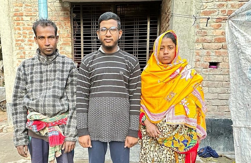 মা-বাবার সঙ্গে রাজু সরদার। যশোরের অভয়নগর উপজেলার মাগুরা গ্রামে