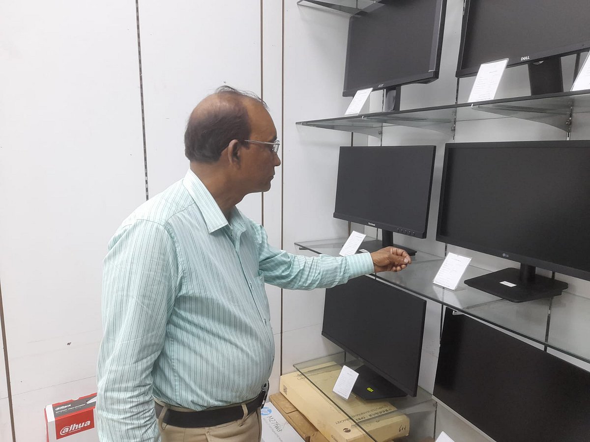 মনিটরের দাম দেখছেন একজন ক্রেতা