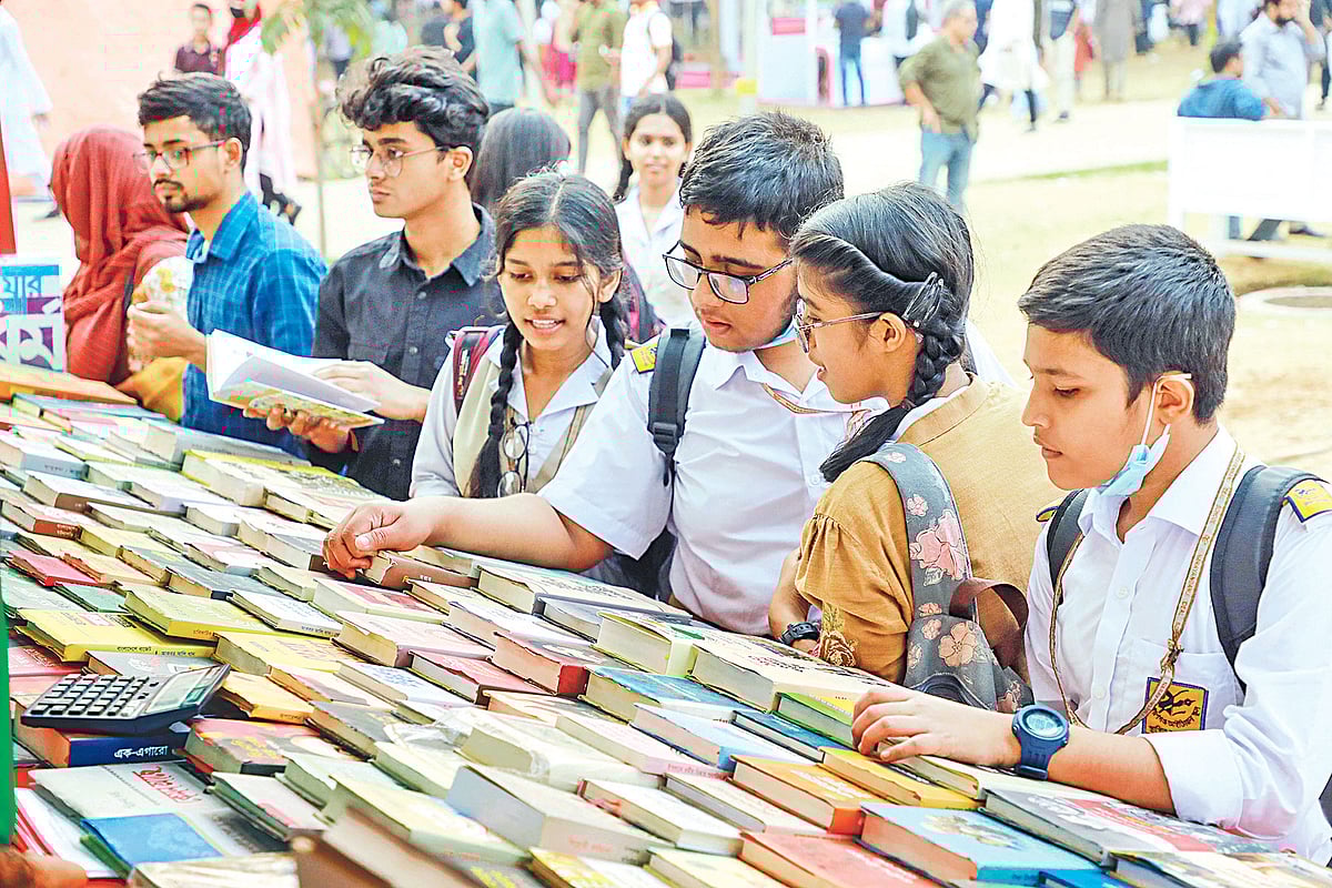 বইমেলায় পছন্দের বই দেখছে শিক্ষার্থীরা। গতকাল বিকেলে রাজধানীর সোহরাওয়ার্দী উদ্যানে