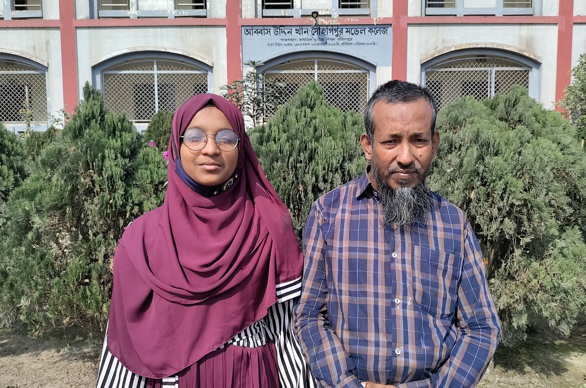 বাবা ফয়সাল মিয়ার সঙ্গে ঢাকা মেডিকেল কলেজে ভর্তির সুযোগ পাওয়া হাবিবা আক্তার। সম্প্রতি ব্রাহ্মণবাড়িয়ার আশুগঞ্জ উপজেলার আব্বাস উদ্দিন খান সোহাগপুর মডেল কলেজে