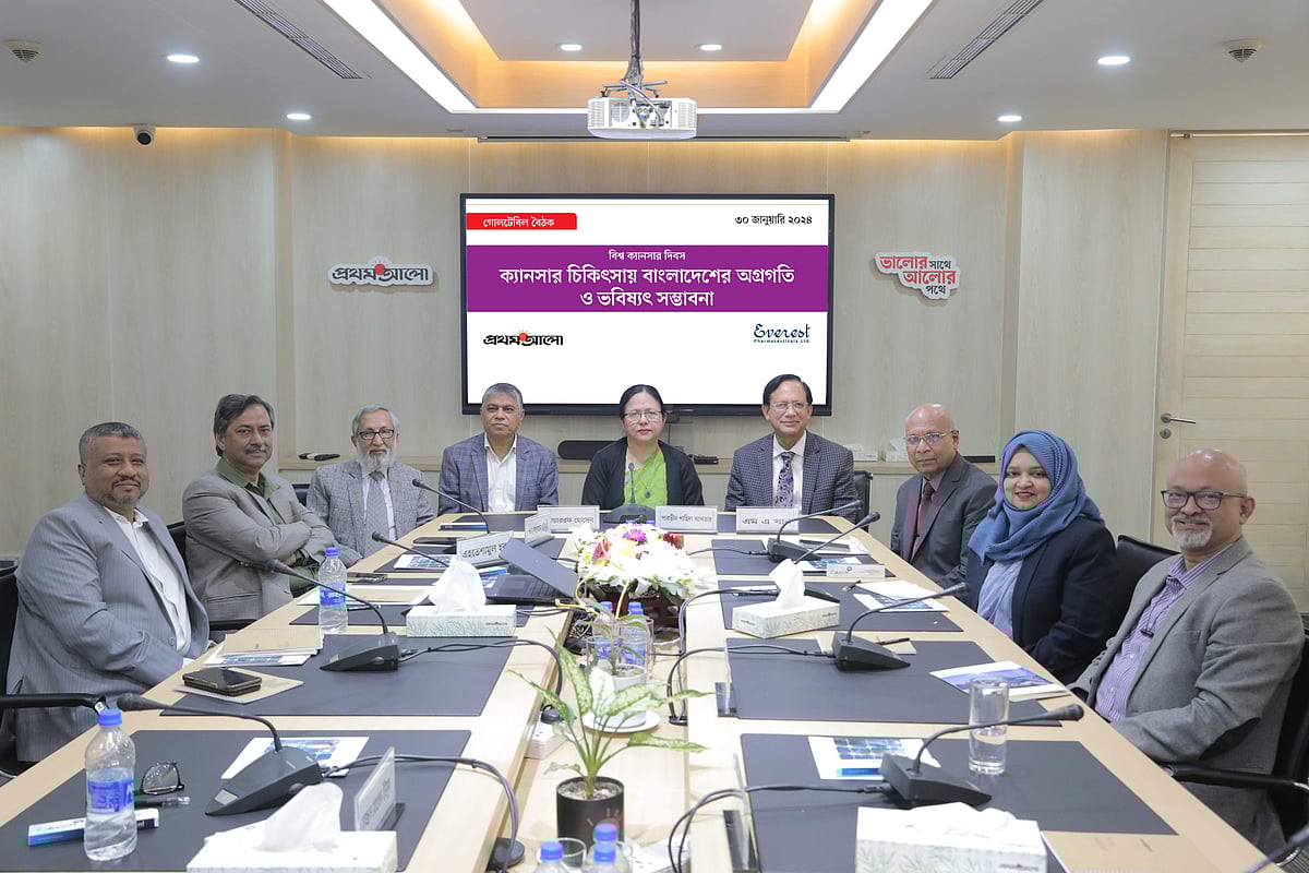 বিশ্ব ক্যানসার দিবস উপলক্ষে “ক্যানসার চিকিৎসায় বাংলাদেশের অগ্রগতি ও ভবিষ্যৎ সম্ভাবনা” শীর্ষক গোলটেবিল বৈঠকে (বাঁ থেকে) সাজ্জাদ মোহাম্মদ ইউসুফ, এহতেশামুল হক, কামরুজ্জামান চৌধুরী, মোয়াররফ হোসেন, পারভীন শাহিদা আখতার, এম এ খান, মোফাজ্জল হোসেন, আলীয়া শাহনাজ ও ফেরদৌস শাহরিয়ার সাইদ। এভারেস্ট ফার্মাসিউটিক্যালস লিমিটেডের সহযোগিতায় প্রথম আলো কার্যালয়ে এ গোলটেবিল বৈঠক অনুষ্ঠিত হয় ৩০ জানুয়ারি ২০২৪