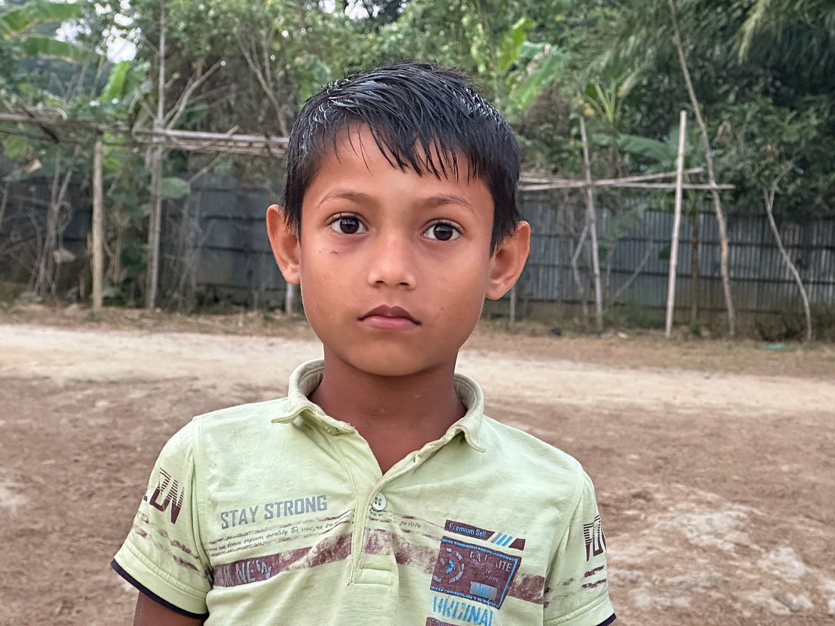 মোহাম্মদ সোহাগ বান্দরবানের নাইক্ষ্যংছড়ি উপজেলার দক্ষিণ ঘুমধুম সরকারি প্রাথমিক বিদ্যালয়ের দ্বিতীয় শ্রেণির শিক্ষার্থী। সীমান্তে গোলাগুলির ঘটনায় বিদ্যালয় বন্ধ থাকায় মন খারাপ তার। রোববার সকালে বেতবুনিয়া বাজার এলাকায়