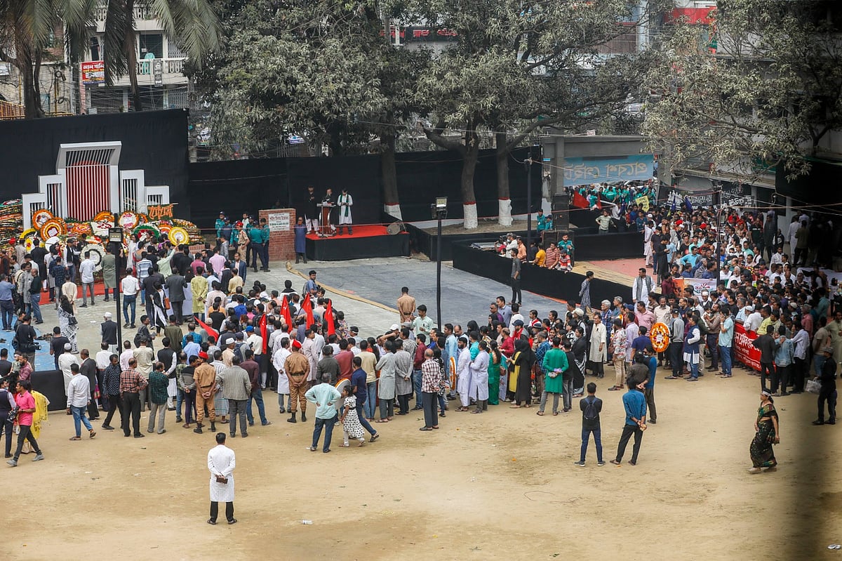 ভোর রাত থেকে দুপুর ১২টা পর্যন্ত লাইনে দাঁড়িয়ে চট্টগ্রামের অস্থায়ী শহীদ মিনারে ফুলের শ্রদ্ধা জানান বিভিন্ন বয়সের লোকজন। আজ সকাল ৮টায়