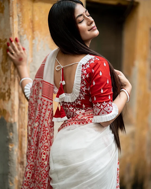 Qizlar chiroyli kokraklarini korsatishadi