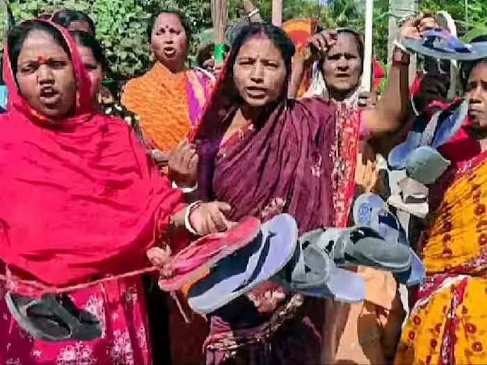 নির্যাতনের অভিযোগে শাহজাহান শেখের বিরুদ্ধে নারীরা জুতা নিয়ে মিছিল করেন