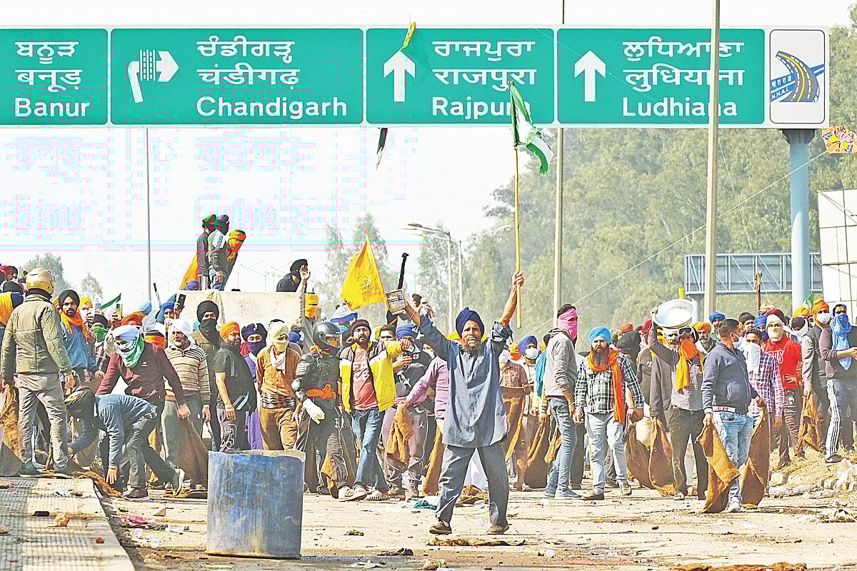 ফসলের ন্যূনতম দাম ঠিক করে দেওয়ার দাবিতে ভারতে কৃষকদের বিক্ষোভ। গতকাল পাঞ্জাবের শম্ভু এলাকায়