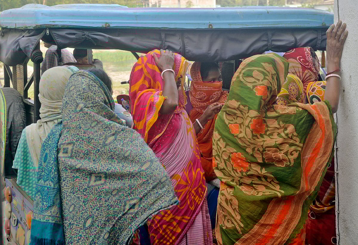 ভারতের নারী কমিশনের সদস্যের সঙ্গে কথা বলছেন সন্দেশখালীর নারী