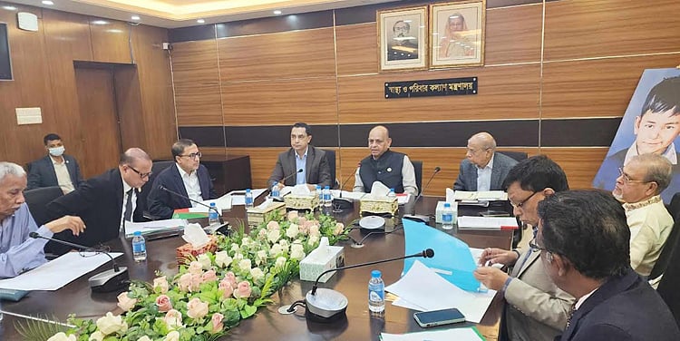 সচিবালয়ে স্বাস্থ্য ও পরিবারকল্যাণমন্ত্রী সামন্ত লাল সেন। ঢাকা, ২৫ ফেব্রুয়ারি