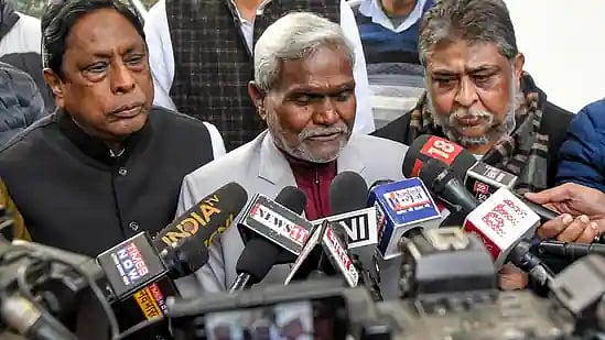 গণমাধ্যমের সঙ্গে কথা বলছেন চম্পাই সরেন