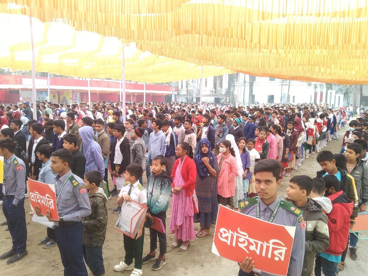 ডাচ্-বাংলা ব্যাংক-প্রথম আলো গণিত উৎসবে শিক্ষার্থীরা। শুক্রবার সকালে ময়মনসিংহের বিদ্যাময়ী সরকারি বালিকা উচ্চবিদ্যালয়ে