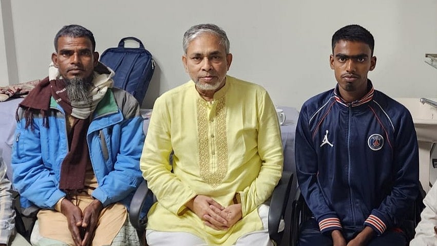 ব্যক্তিগত চেম্বারে ডেকে নিয়ে পাপ্পু ও তাঁর বাবার সঙ্গে কথা বলেন চিকিৎসক হারুন-অর-রশিদ। গতকাল শুক্রবার সন্ধ্যায় নওগাঁ শহরের কাজির মোড় এলাকার একটি ক্লিনিকে