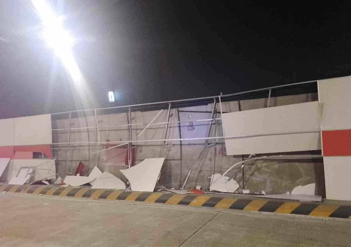 চট্টগ্রামে বঙ্গবন্ধু শেখ মুজিবুর রহমান টানেলে সোমবার রাতে পণ্যবাহী ট্রাকের ধাক্কায় টানেলের ডেকোরেশন বোর্ড ক্ষতিগ্রস্ত হয়েছে