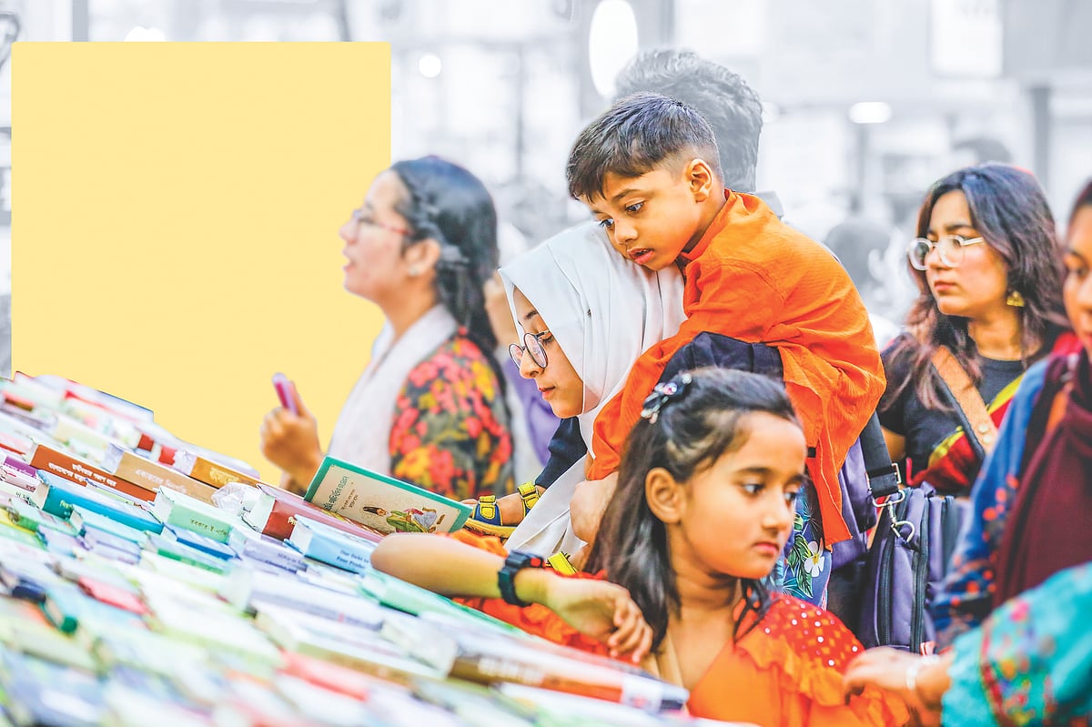 বইমেলা উপলক্ষে সোহরাওয়ার্দী উদ্যানের প্রাঙ্গণ যেন জীবনের জয়গানের বিরাট মঞ্চ। প্রতিদিন এখানে মিলিত হয়েছেন শতসহস্র প্রাণ