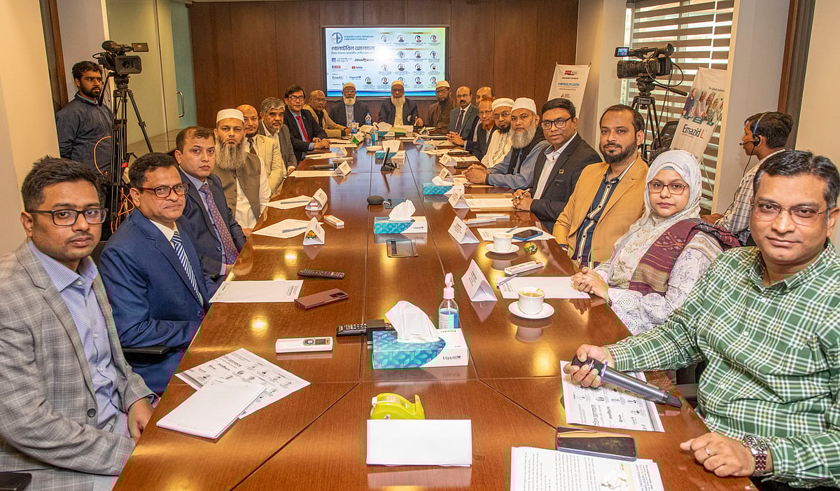 এসকেএফ ফার্মাসিউটিক্যালসের সহায়তায় অ্যাসোসিয়েশন অব ক্লিনিক্যাল এন্ডোক্রাইনোলজিস্ট অ্যান্ড ডায়াবেটোলজিস্ট ইন বাংলাদেশ (এসেডবি) আয়োজিত গোলটেবিল বৈঠকে চিকিৎসক ও অতিথিরা। রোববার রাজধানীর বনানীতে এসকেএফ ফার্মাসিউটিক্যালসের কার্যালয়ে