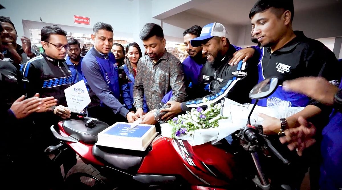 অন্যান্যদের সঙ্গে কেক কেটে শুভেচ্ছা বিনিময় করেন এসিআই মোটরস লিমিটেডের নির্বাহী পরিচালক সুব্রত রঞ্জন দাস।