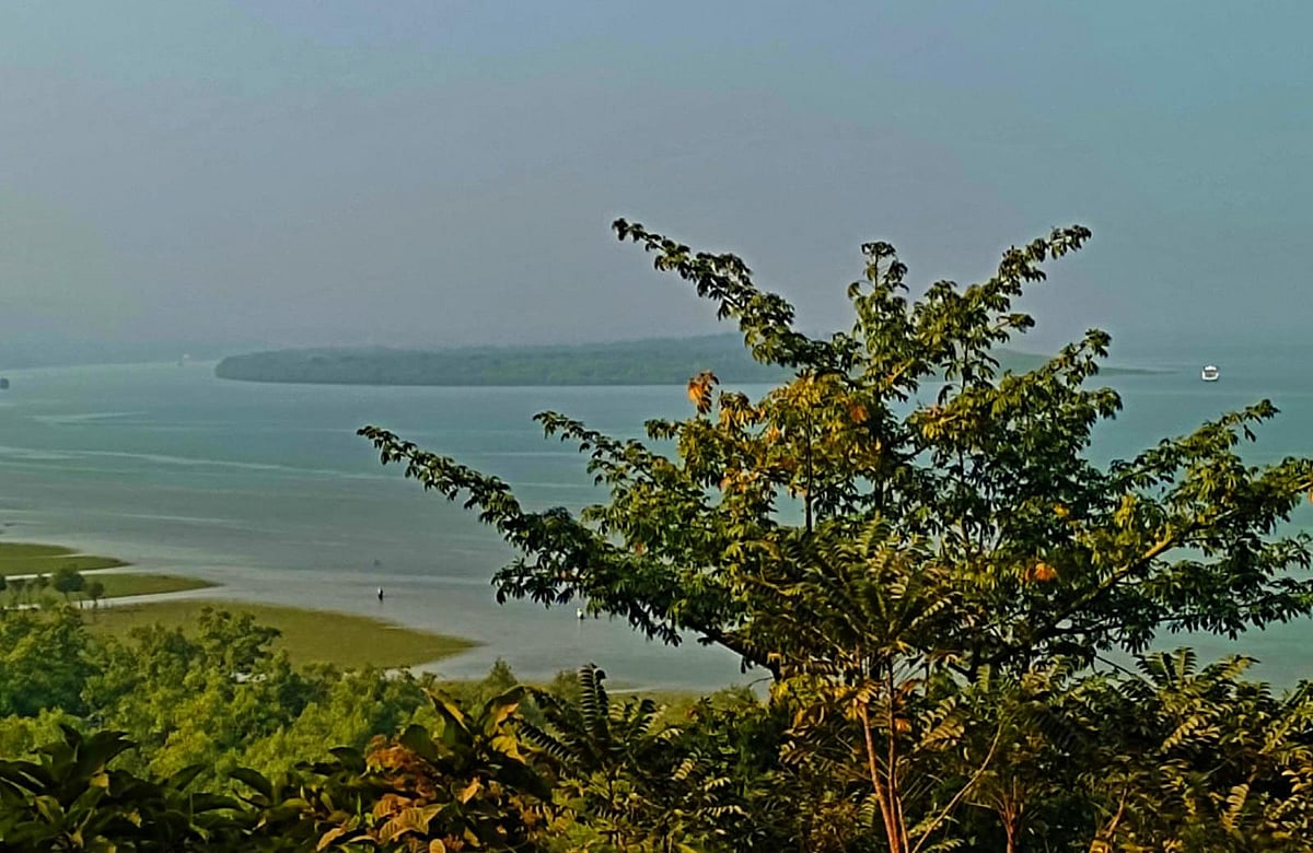 নাফ নদীর পূর্ব পাশে মিয়ানমার সীমান্ত থেকে গোলাগুলির শব্দ ভেসে আসে