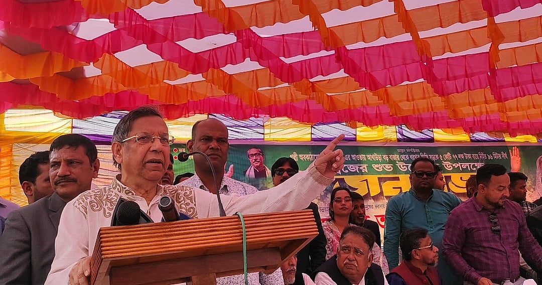 ব্রাহ্মণবাড়িয়ার আখাউড়ায় একটি সেতুর উদ্বোধন উপলক্ষে আয়োজিত জনসভায় প্রধান অতিথির বক্তব্য দেন আইনমন্ত্রী আনিসুল হক। শনিবার দুপুরে আখাউড়ার বনগজ এলাকায়