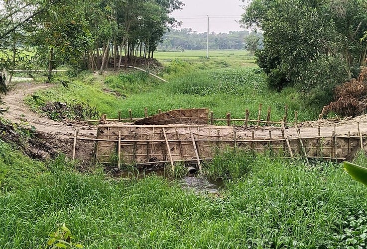 কৃষিজমির মাটি পরিবহনে খিড়া নদীতে বাঁধ। গতকাল সকালে