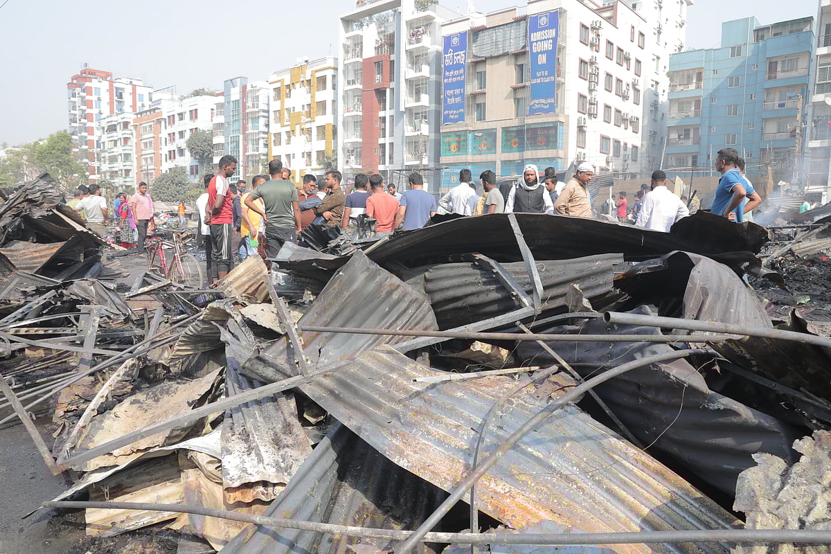 উত্তরার ১১ নম্বর সেক্টরের কাঁচাবাজার সংলগ্ন ফার্নিচার মার্কেটে লাগা আগুনে পুড়ে যাওয়া দোকান। আজ সকাল নয়টায় তোলা