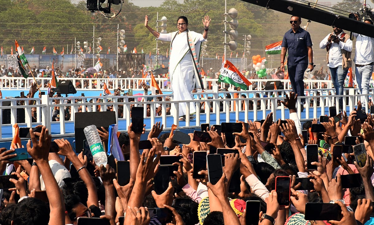 জনসভায় নেতা–কর্মীদের উদ্দেশ্যে হাত নাড়ছেন মমতা বন্দ্যোপাধ্যায়। আজ ১০ মার্চ কলকাতায়