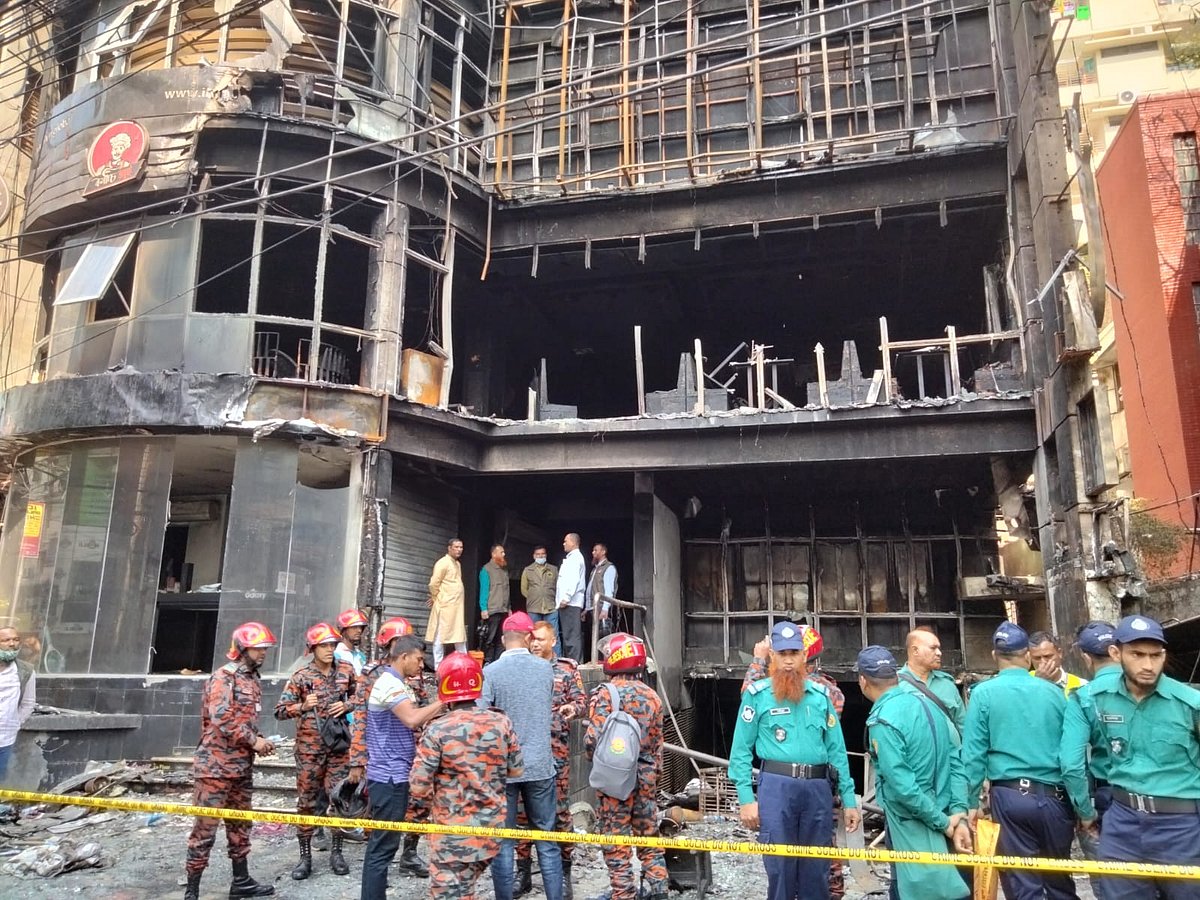 আগুনে পুড়ে ছারখার হয়ে কঙ্কালসার ভবন। বেইলি রোড, শুক্রবার সকাল ১০টায়