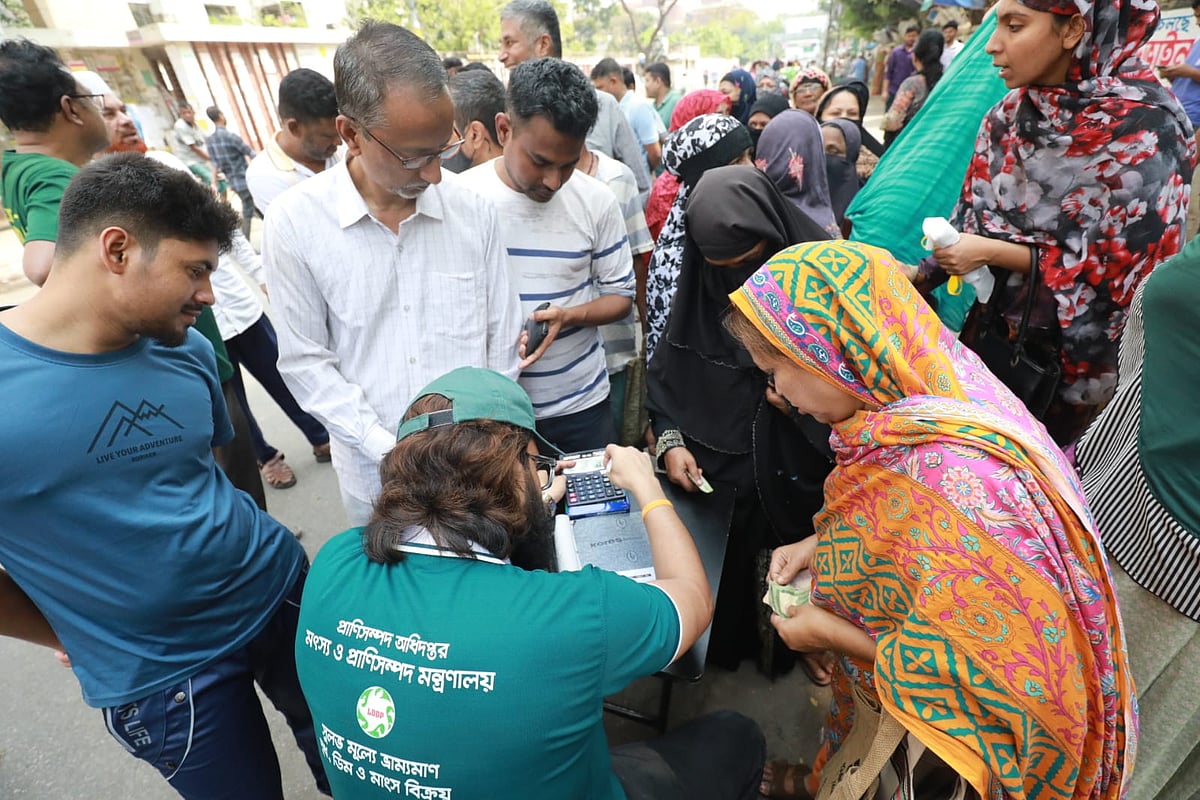 মৎস্য ও প্রাণিসম্পদ মন্ত্রণালয়ের উদ্যোগে রাজধানীর আজিমপুরে আজ শুক্রবার সকালে সুলভ মূল্যে দুধ, মাংস, ডিম বিক্রি হয়