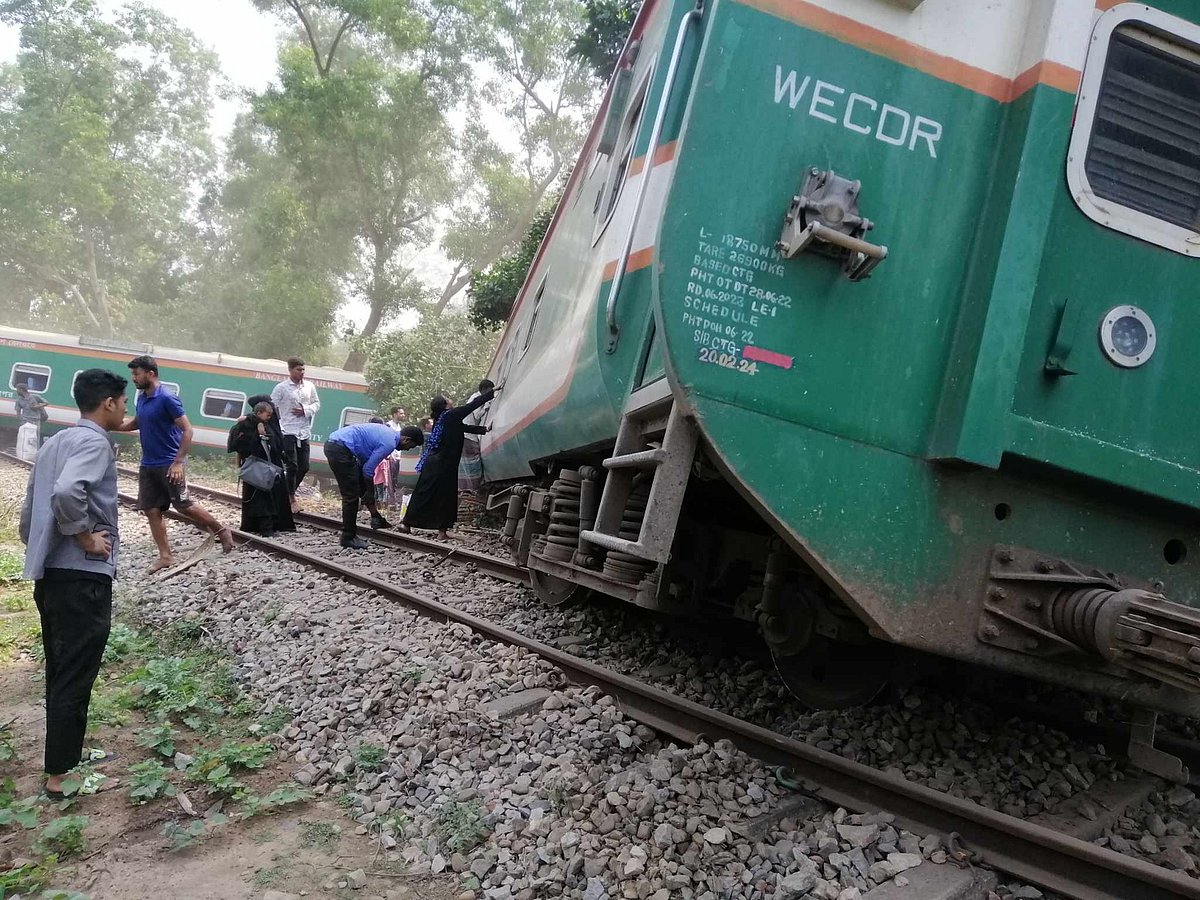 কুমিল্লার নাঙ্গলকোট উপজেলার ঢালুয়া ইউনিয়নের তেজের বাজার এলাকায় বিজয় এক্সপ্রেস ট্রেন লাইনচ্যুত হওয়ায় বেশ কয়েকটি বগি লাইনের পাশে হেলে পড়ে। ১৭ মার্চ দুপুরে