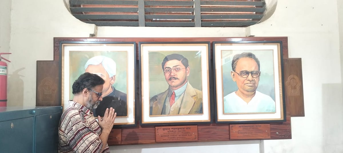 শিকড়ের খোঁজে রাজশাহীতে এসেছিলেন অনিরুদ্ধ সান্যাল। বরেন্দ্র গবেষণা জাদুঘরে অক্ষয়কুমার মৈত্রেয়ের ছবির পাশে