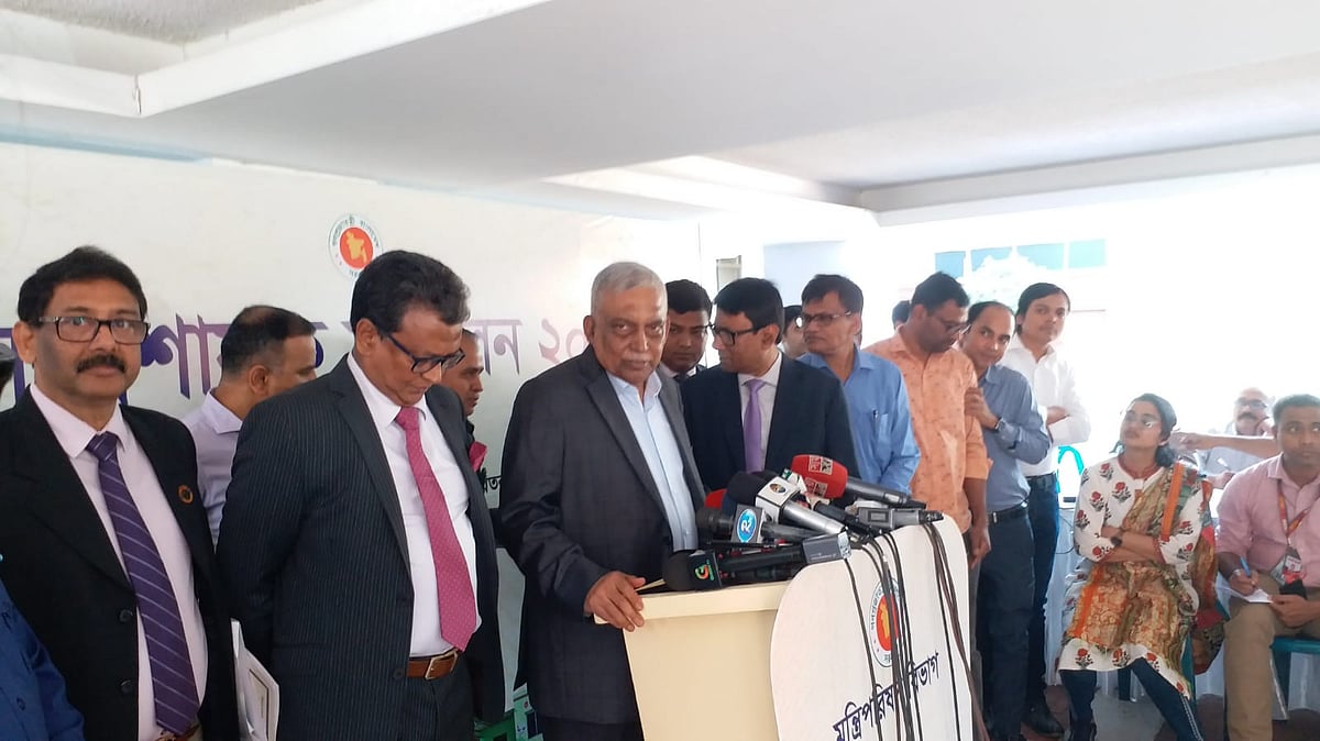 ডিসি সম্মেলনের তৃতীয় দিনে আজ মঙ্গলবার রাজধানীর ওসমানী স্মৃতি মিলনায়তনে সাংবাদিকদের ব্রিফ করেন স্বরাষ্ট্রমন্ত্রী আসাদুজ্জামান খান