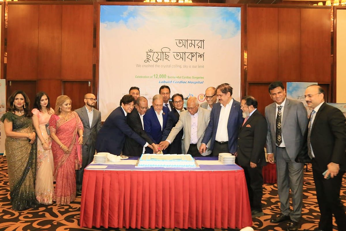 অনুষ্ঠানে সবাইকে নিয়ে কেক কাটা হয়