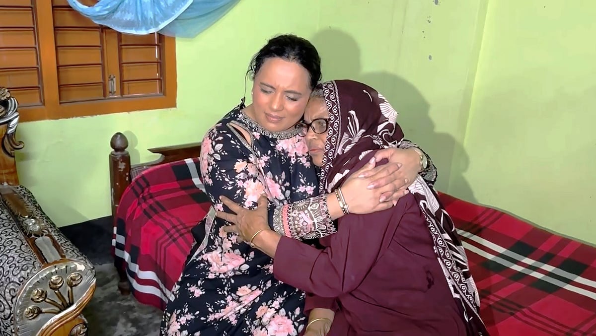 ৪৯ বছরের অপেক্ষার শেষ হলো গত বৃহস্পতিবার। মা-মেয়ের অভূতপূর্ব এই মিলন ঘটে মাদারীপুরের শিবচর উপজেলার মাদবরেরচর ইউনিয়নের পোদ্দারচর এলাকার ফিরোজা বেগমের বাড়িতে