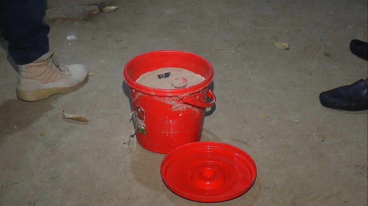 মাদারীপুরে প্রতিপক্ষের ওপর হামলা চালাতে বালতির মধ্যে রাখা ককটেলগুলো উদ্ধার করে পুলিশ। শনিবার রাতে সদর উপজেলার মস্তফাপুর ইউনিয়নের বড়মেহের এলাকায়