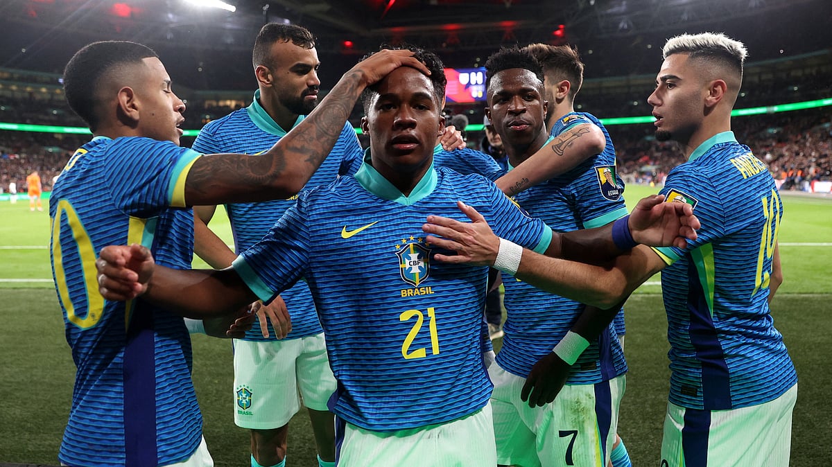 এনদ্রিককে ঘিরে ব্রাজিলের খেলোয়াড়দের উৎসব