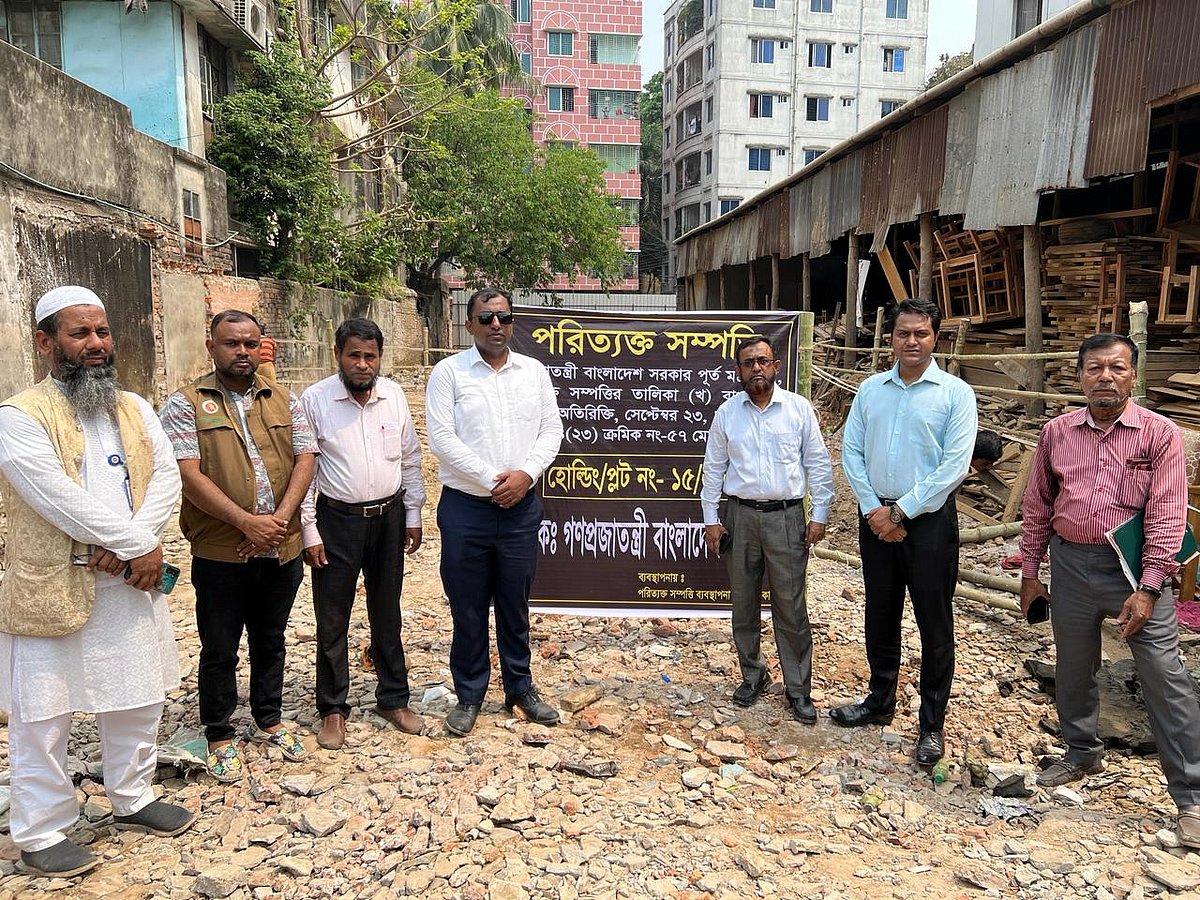 রাজধানীর মিরপুরে আজ বৃহস্পতিবার একটি ‘পরিত্যক্ত বাড়ি’র জমি উদ্ধার করে ঢাকা জেলা প্রশাসন