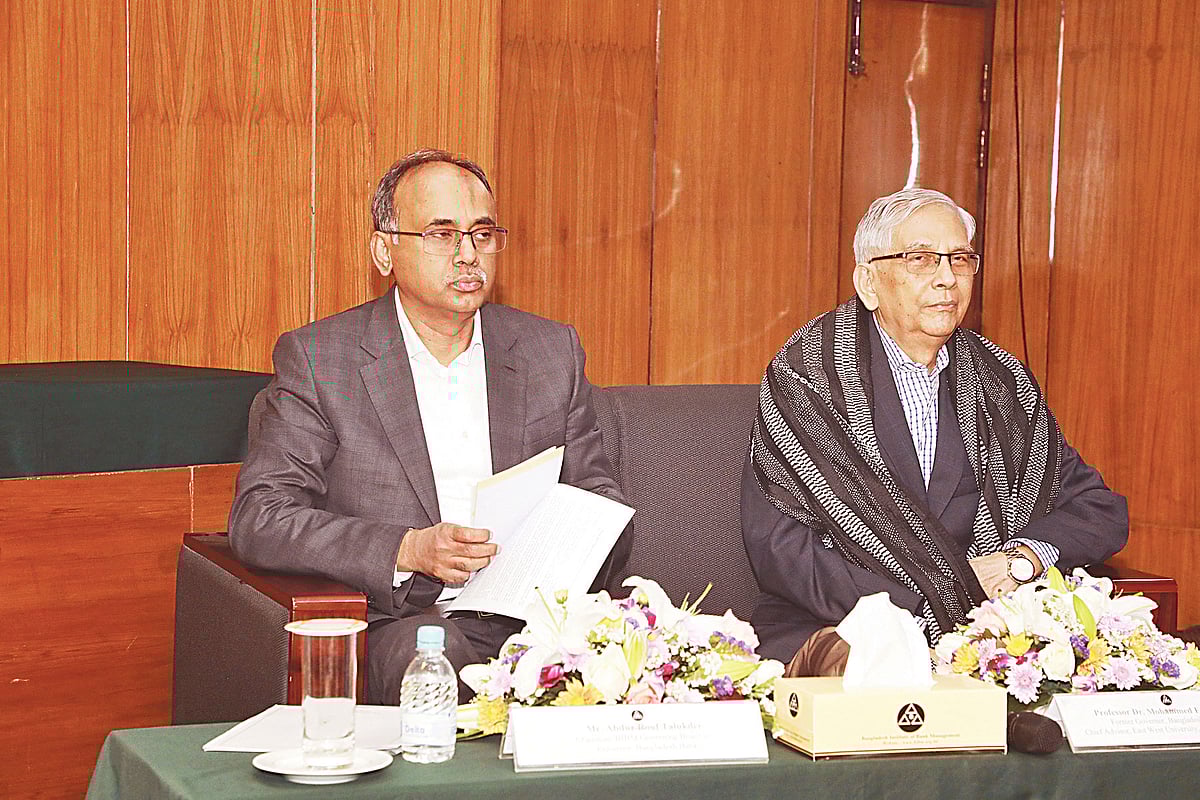 এ কে এন আহমেদ স্মারক বক্তৃতায় মূল বক্তা বাংলাদেশ ব্যাংকের সাবেক গভর্নর মোহাম্মদ ফরাসউদ্দিন (ডানে)। পাশে অনুষ্ঠানের সভাপতি গভর্নর আব্দুর রউফ তালুকদার। গতকাল সন্ধ্যায় রাজধানীর মিরপুরে বিআইবিএম মিলনায়তনে