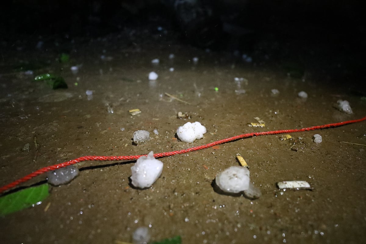 সিলেটে কালবৈশাখীর সঙ্গে শিলাবৃষ্টি হয়েছে। আজ রোববার রাত সাড়ে ১০টার সময় নগরের জেলরোড এলাকায়
