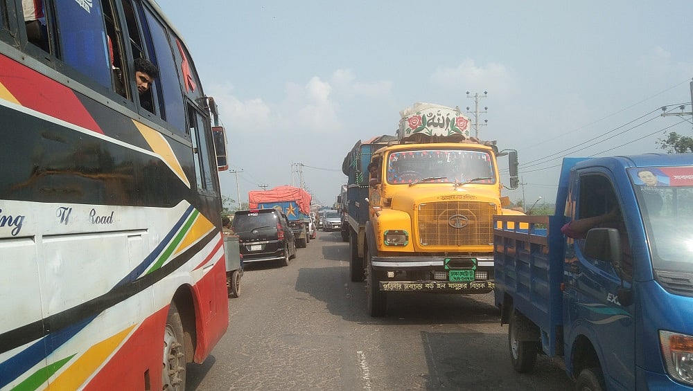 ঢাকা-সিলেট মহাসড়কের মহাসড়কে দীর্ঘ যানজট। বৃহস্পতিবার দুপুর আড়াইটার দিকে সরাইল উপজেলার কুট্টাপাড়া এলাকায়