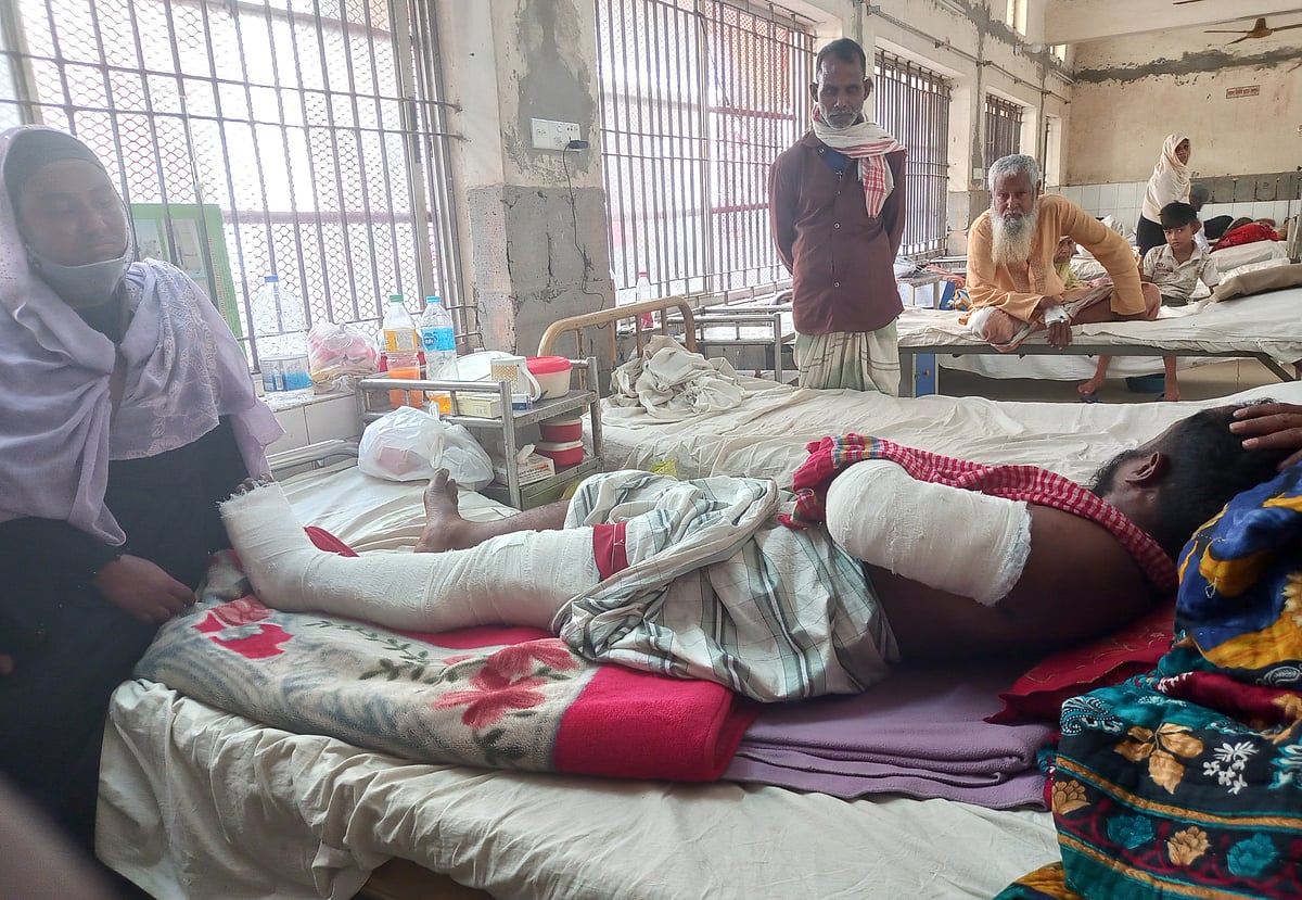 চোর অপবাদ দিয়ে হাশেম আলীকে মারধর করেছেন স্থানীয় ইউপি চেয়ারম্যান। গুরুতর আহত অবস্থায় তাঁকে উপজেলা স্বাস্থ্য কমপ্লেক্সে ভর্তি করা হয়েছে। মারধরে তাঁর পা ভেঙে গেছে। শনিবার দুপুরে