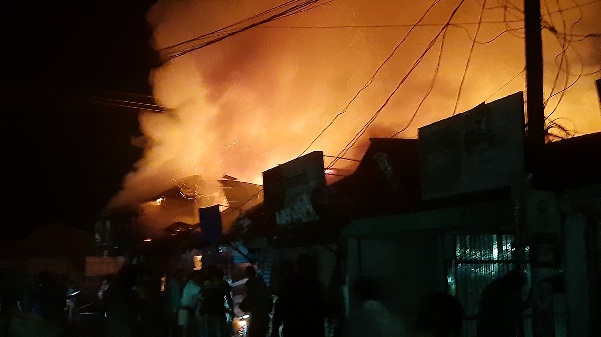 ময়মনসিংহের নান্দাইল পৌর বাজারে লাগা আগুনে ১০টি দোকান পুড়ে গেছে। গতকাল বৃহস্পতিবার দিবাগত রাত আড়াইটার দিকে নান্দাইলের চিনিমহাল এলাকায়