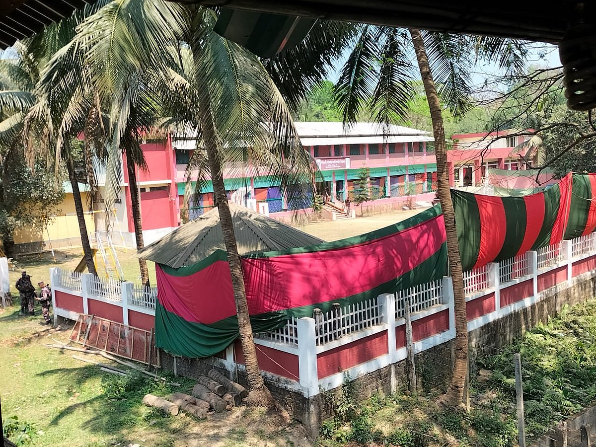 বান্দরবানের নাইক্ষ্যংছড়ি সদরে বিজিবি সরকারি প্রাথমিক বিদ্যালয়ে রাখা হয়েছে মিয়ানমারের রাখাইন রাজ্য থেকে পালিয়ে আসা ১৭৯ বিজিপি সদস্যকে। আজ মঙ্গলবার দুপুরে