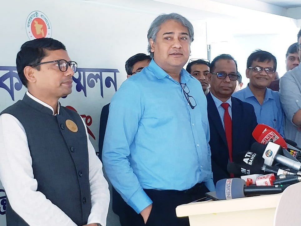 তথ্য ও সম্প্রচার প্রতিমন্ত্রী মোহাম্মদ আলী আরাফাত ডিসি সম্মেলনের তৃতীয় দিনে তথ্য ও সম্প্রচার মন্ত্রণালয়-সংক্রান্ত কার্য অধিবেশন শেষে সাংবাদিকদের সঙ্গে কথা বলেন। ঢাকা, ৫ মার্চ