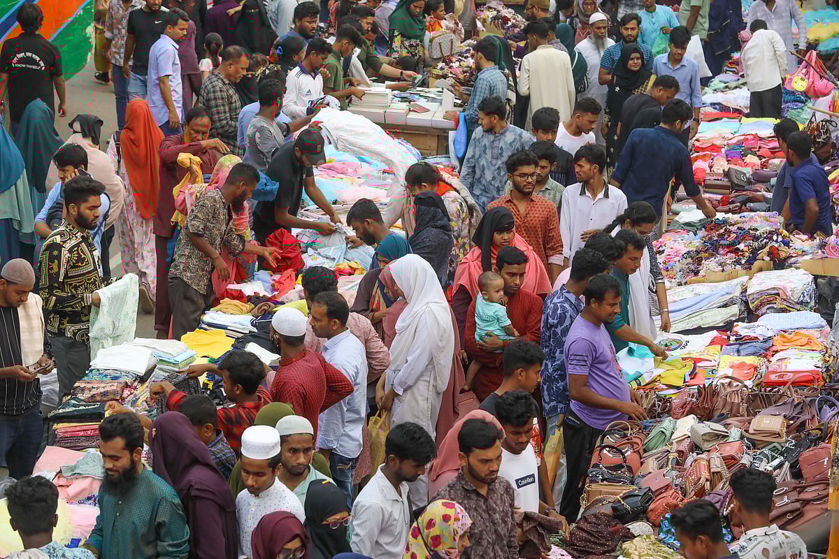 মার্কেটের সামনের ফুটপাতের দোকানে ক্রেতাদের ভিড়