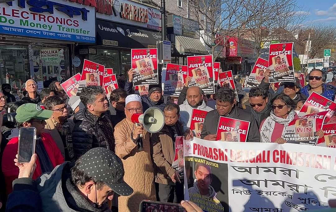 বাংলাদেশি তরুণ উইন রোজারিওকে হত্যার প্রতিবাদে নিউইয়র্কের ডাইভারসিটি প্লাজায় বিক্ষোভ সমাবেশ করা হয়। যুক্তরাষ্ট্র, ২৯ মার্চ