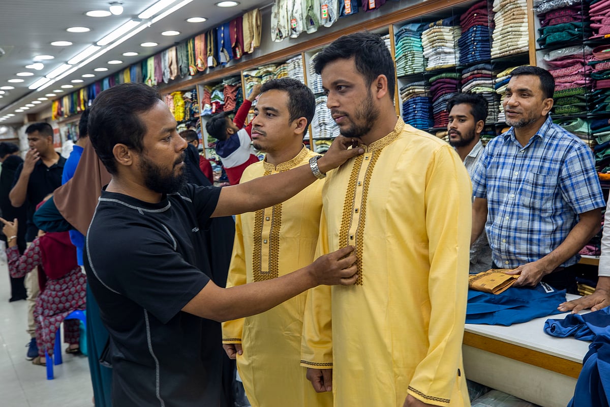 কেউ কেউ অনলাইনে স্বচ্ছন্দবোধ করলেও বেশির ভাগ মানুষ এখনও ঈদের কেনাকাটা বিপণিবিতানে গিয়ে সারতেই পছন্দ করেন। গতকাল শনিবার চট্টগ্রাম নগরের টেরিবাজার এলাকায়