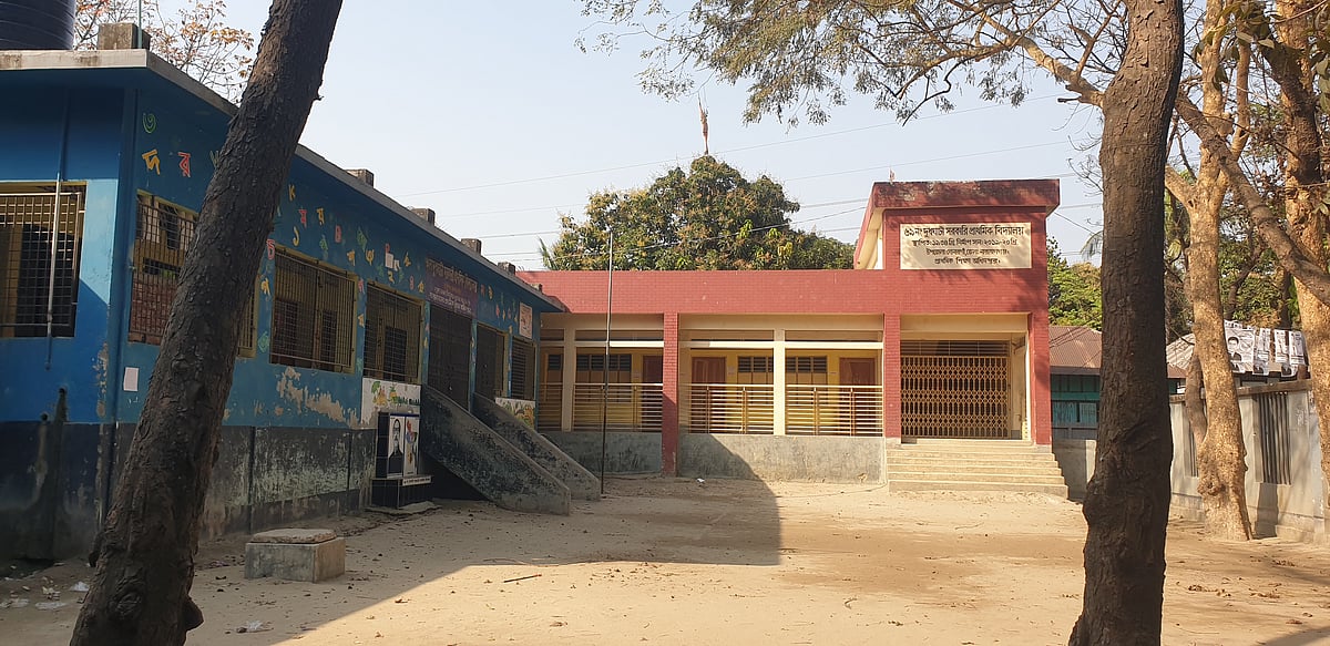 নারায়ণগঞ্জের সোনারগাঁয়ের ৬৯ নম্বর দুধঘাটা সরকারি প্রাথমিক বিদ্যালয় কেন্দ্র। শনিবার বিকেলে এই বিদ্যালয়টির সামনেই সংঘর্ষে হৃদয় ভূঁইয়া নিহত হন।