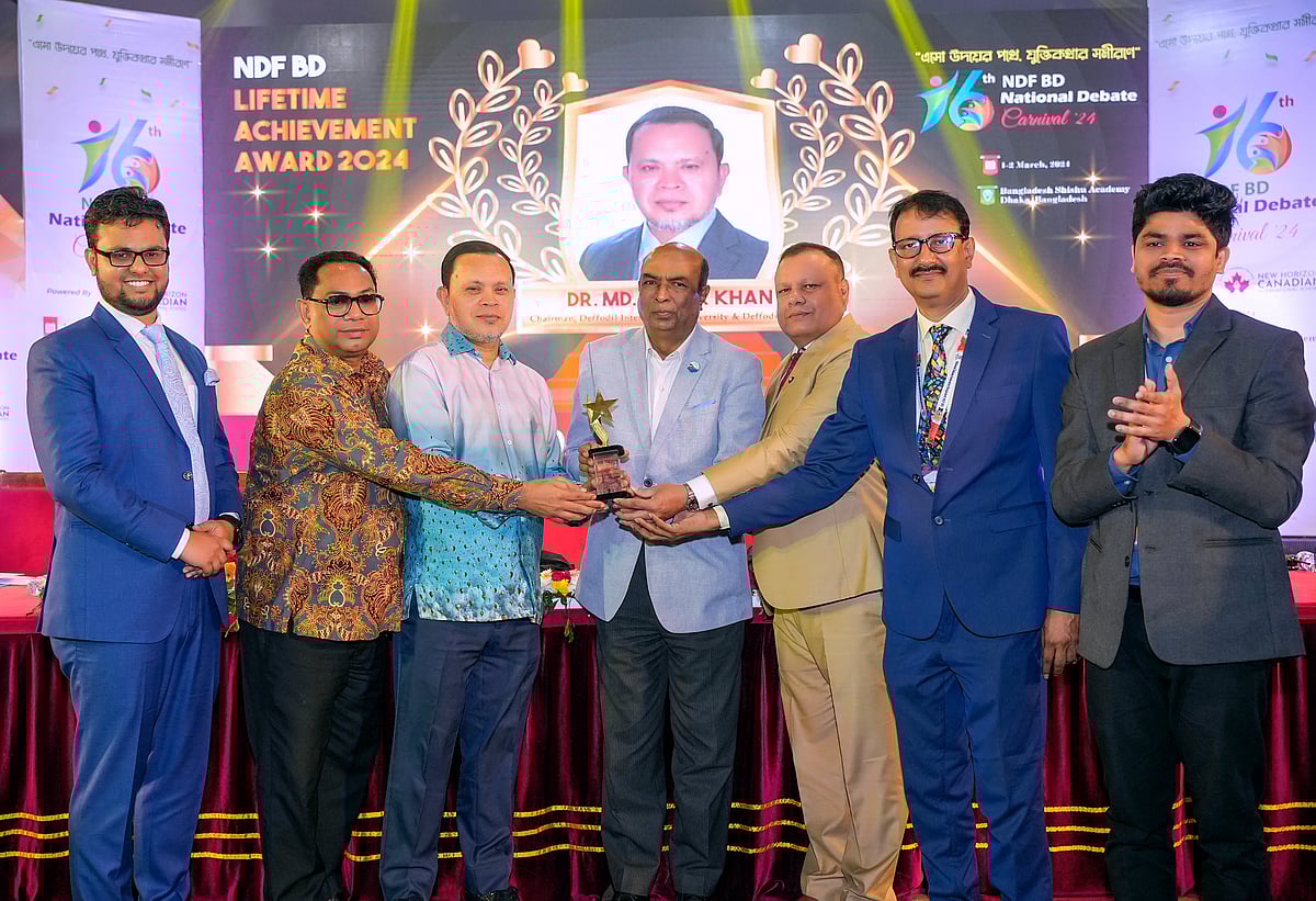 বাংলাদেশ পাবলিক সার্ভিস কমিশনের চেয়ারম্যান মো. সোহরাব হোসাইন মো. সবুর খানের হাতে ‘এনডিএফ বিডি লাইফ টাইম অ্যাচিভমেন্ট অ্যাওয়ার্ড’ তুলে দেন