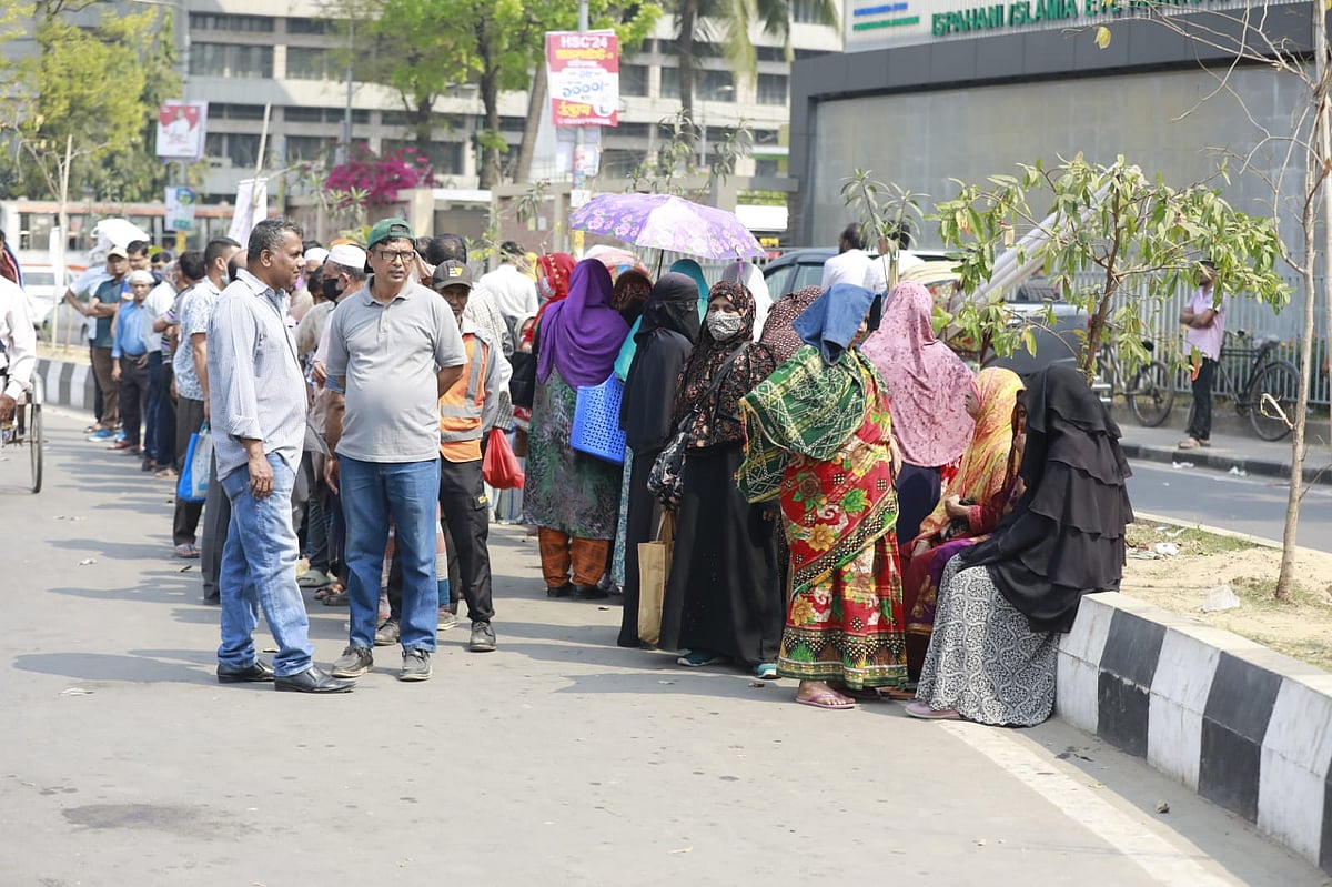 রাজধানীর খামারবাড়িতে মৎস্য ও প্রাণিসম্পদ মন্ত্রণালয়ের দুধ, ডিম, মাংস কম দামে কিনতে ক্রেতাদের লাইন। বেলা ১১টার দিকে তোলা