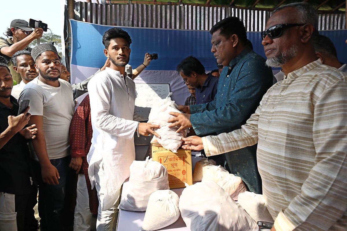 রমজান মাস উপলক্ষে সিলেট চেম্বার অব কমার্স  অ্যান্ড ইন্ডাস্ট্রির আয়োজনে নগরের আলীয়া মাদ্রাসা মাঠে নিত্যপ্রয়োজনীয় পণ্যের ন্যায্য মূল্যের দোকান উদ্বোধন করা হয়েছে